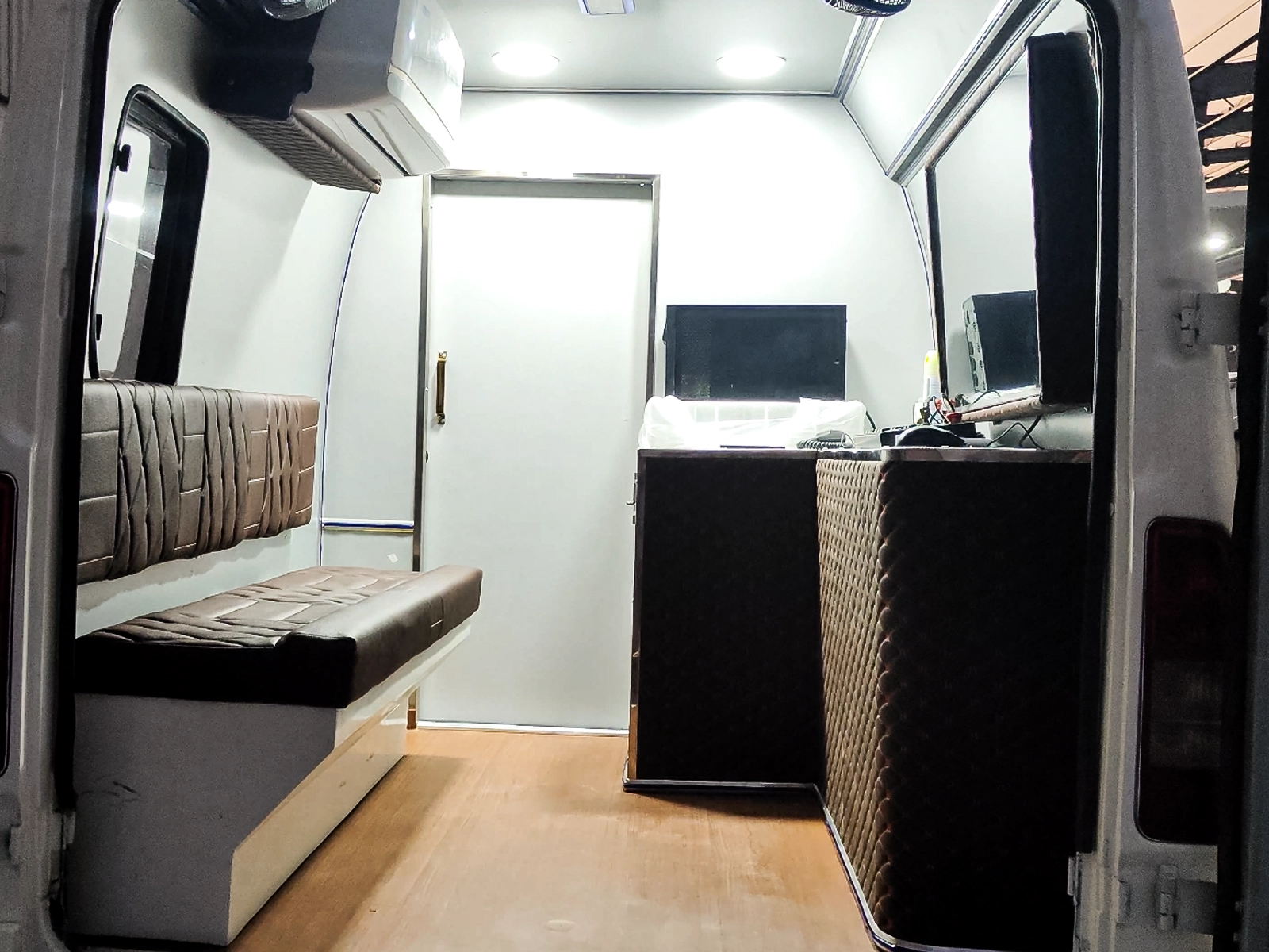 Operator console of vehicle mounted X-ray baggage scanner